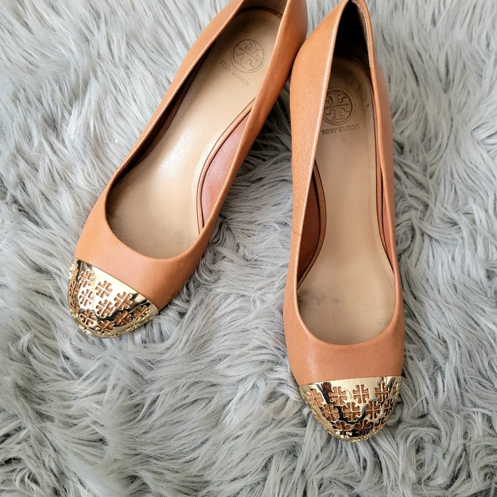 Tory Burch Tan and Gold Heels - Picture 2 of 8